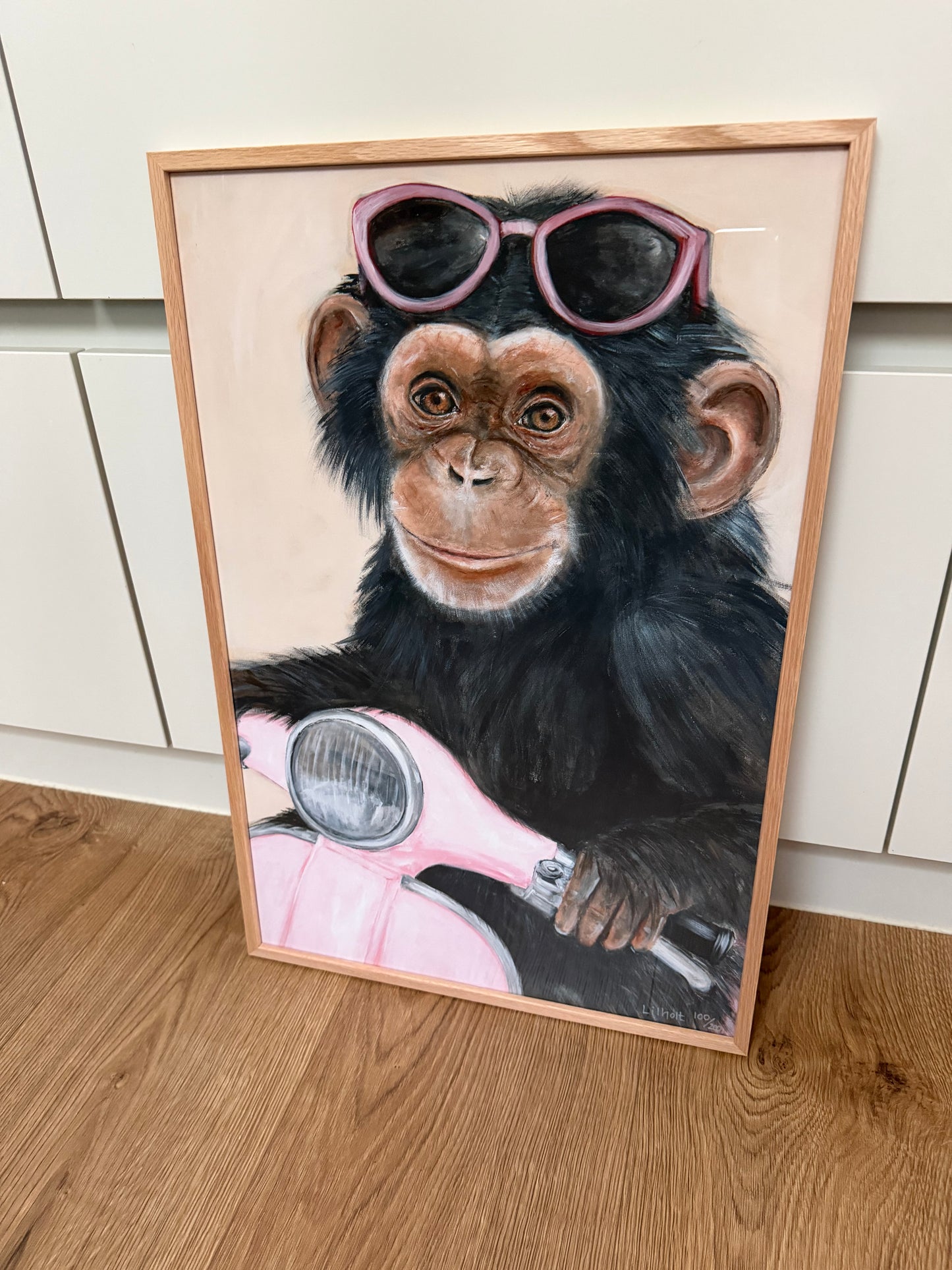 Chimpanse på scooter 40 x 60 cm med passepartout