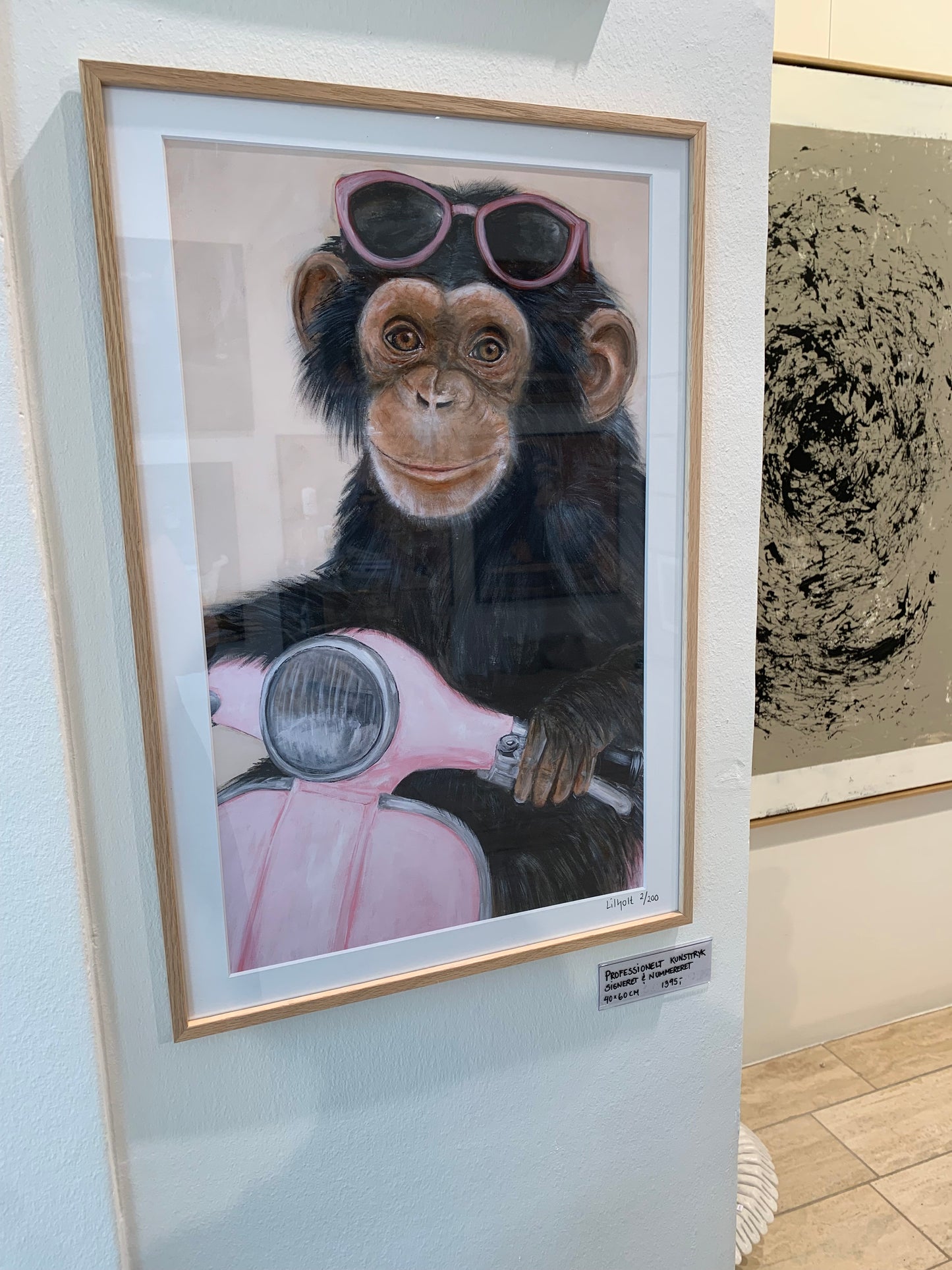 Chimpanse på scooter 40 x 60 cm med passepartout